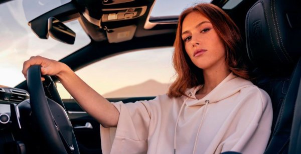 Woman holding onto the steering wheel whilst sitting in the 508